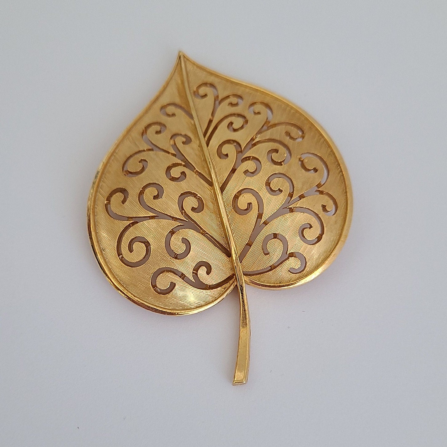 Broche Vintage à 3 Feuilles - Finition Or Striée En Relief - Modèle #3584 - Occasion