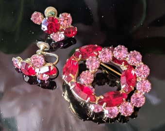 Les boucles d’oreilles vintage SET Brooch et boucles d’oreilles Cristaux rouges et roses Screw Back sont signées CORO