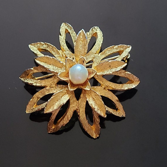 Vintage Brooch Brushed Goldtone Metal Faux Pearl … - image 1