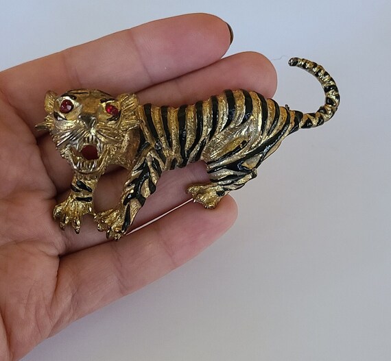 Vintage Brooch Articulated Tiger Goldtone and Bla… - image 9