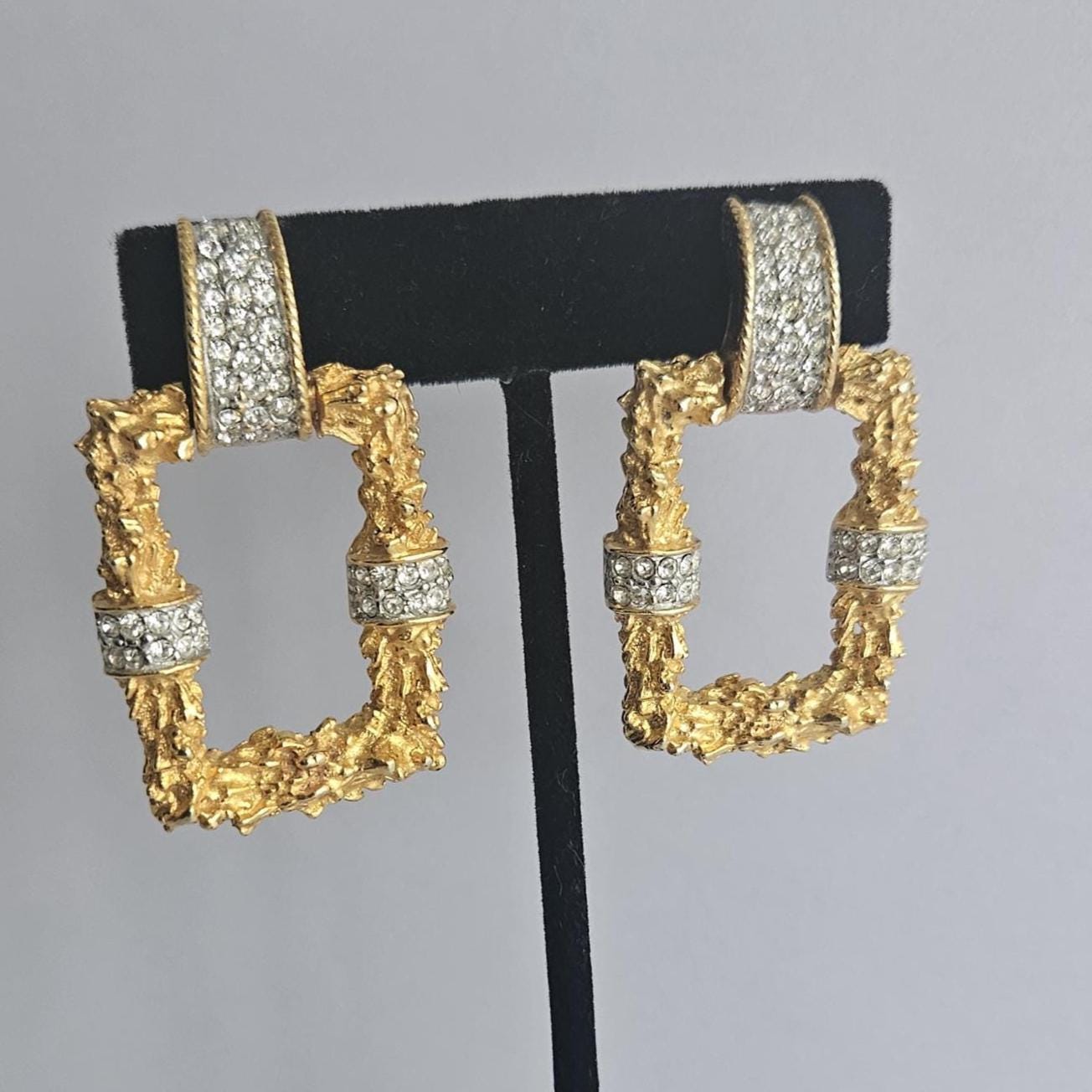 アクセサリー CTHY HIGH-END JEWELRY CLIP Vintage Clip-on Earrings Textured Goldtone Metal & Clear Color