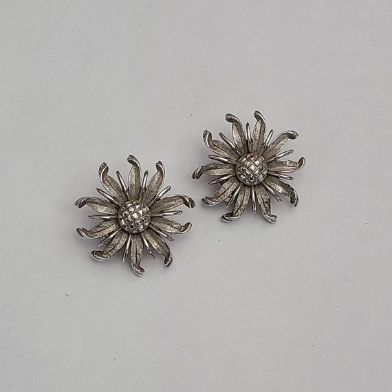 Vintage TRIFARI Floral Clipon Earrings Intricate … - image 4