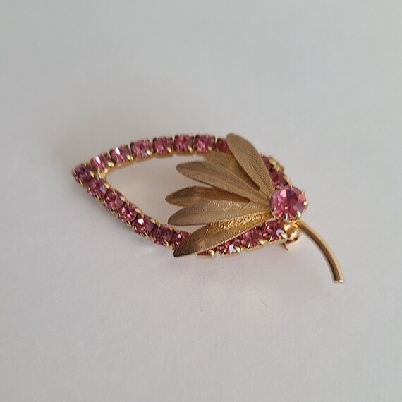 Vintage Brooch Elegant Leaf-Shaped Setting Pink C… - image 7
