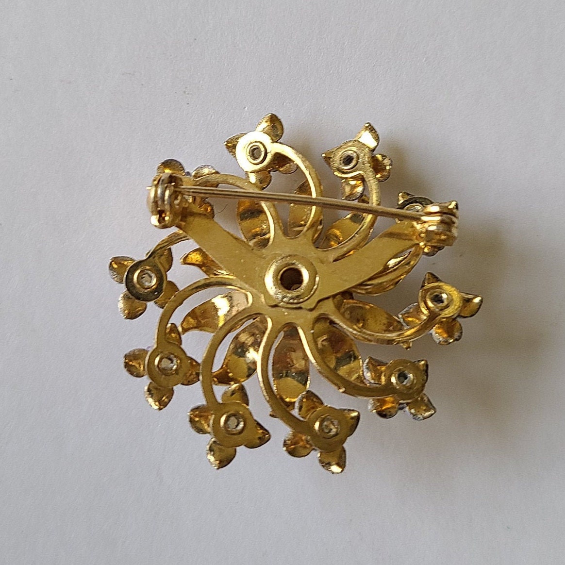 Broche vintage fleur dorée avec fausse perle - Canada