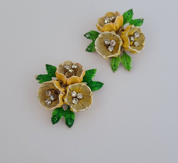 Vintage Clip-on Earrings 3-D Floral Design Colorf… - image 2