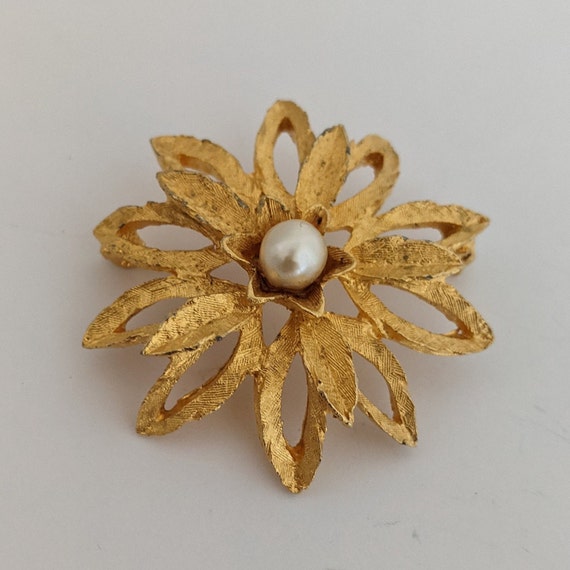 Vintage Brooch Brushed Goldtone Metal Faux Pearl … - image 2