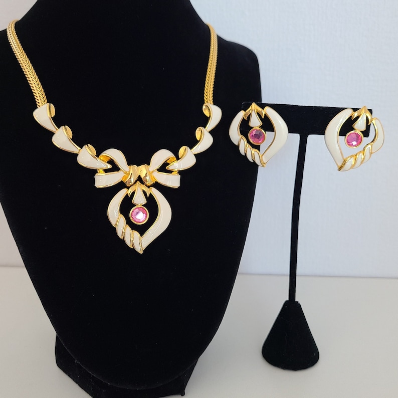 Shops Vintage Daria SET Necklace Stud Earrings Elegant Goldtone White Enamel Pink Crystal