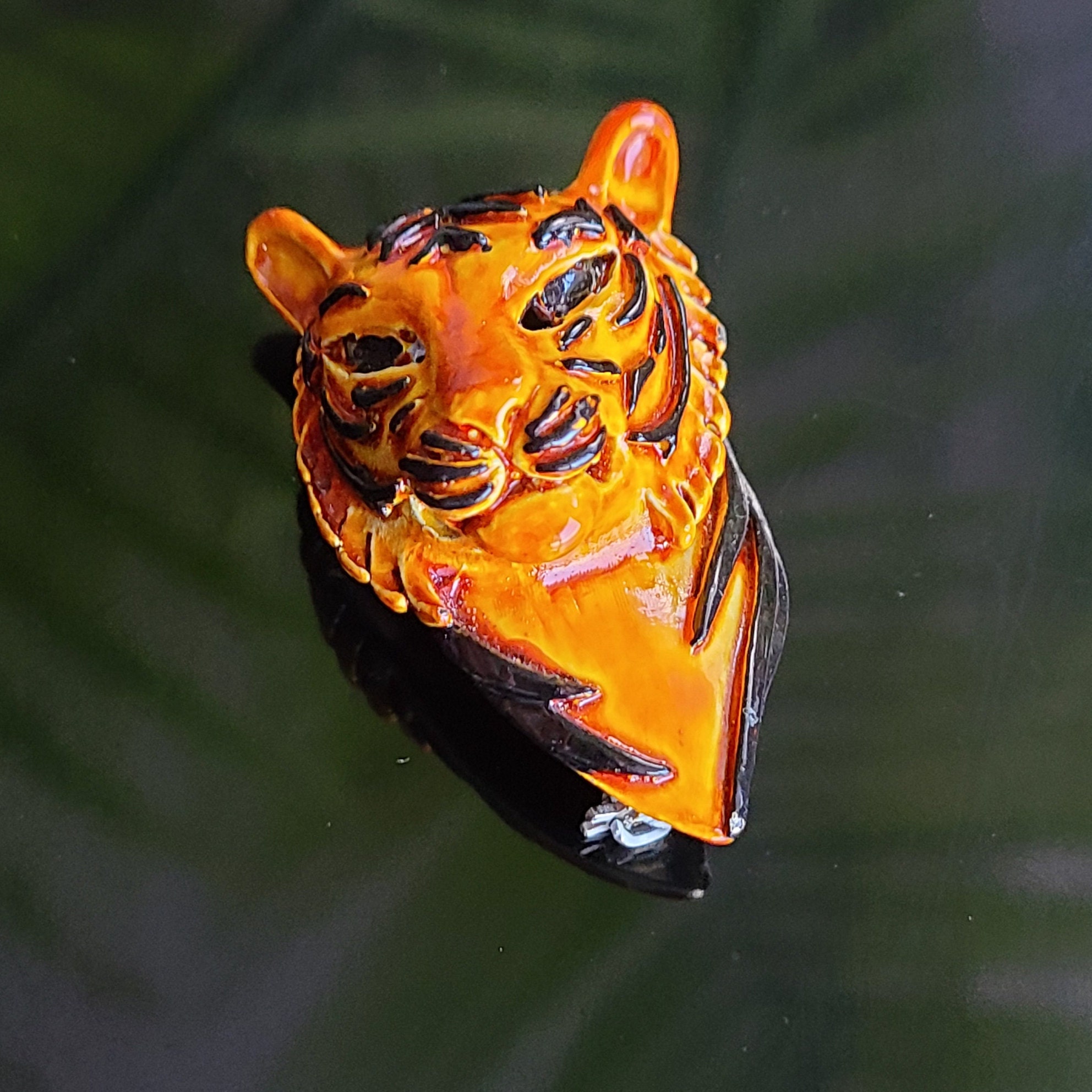 Broche Vintage Tigre En Relief Or Et émail Noir - Bijou Rétro Numéro 381 - Occasion Impeccable