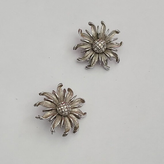 Vintage TRIFARI Floral Clipon Earrings Intricate … - image 2