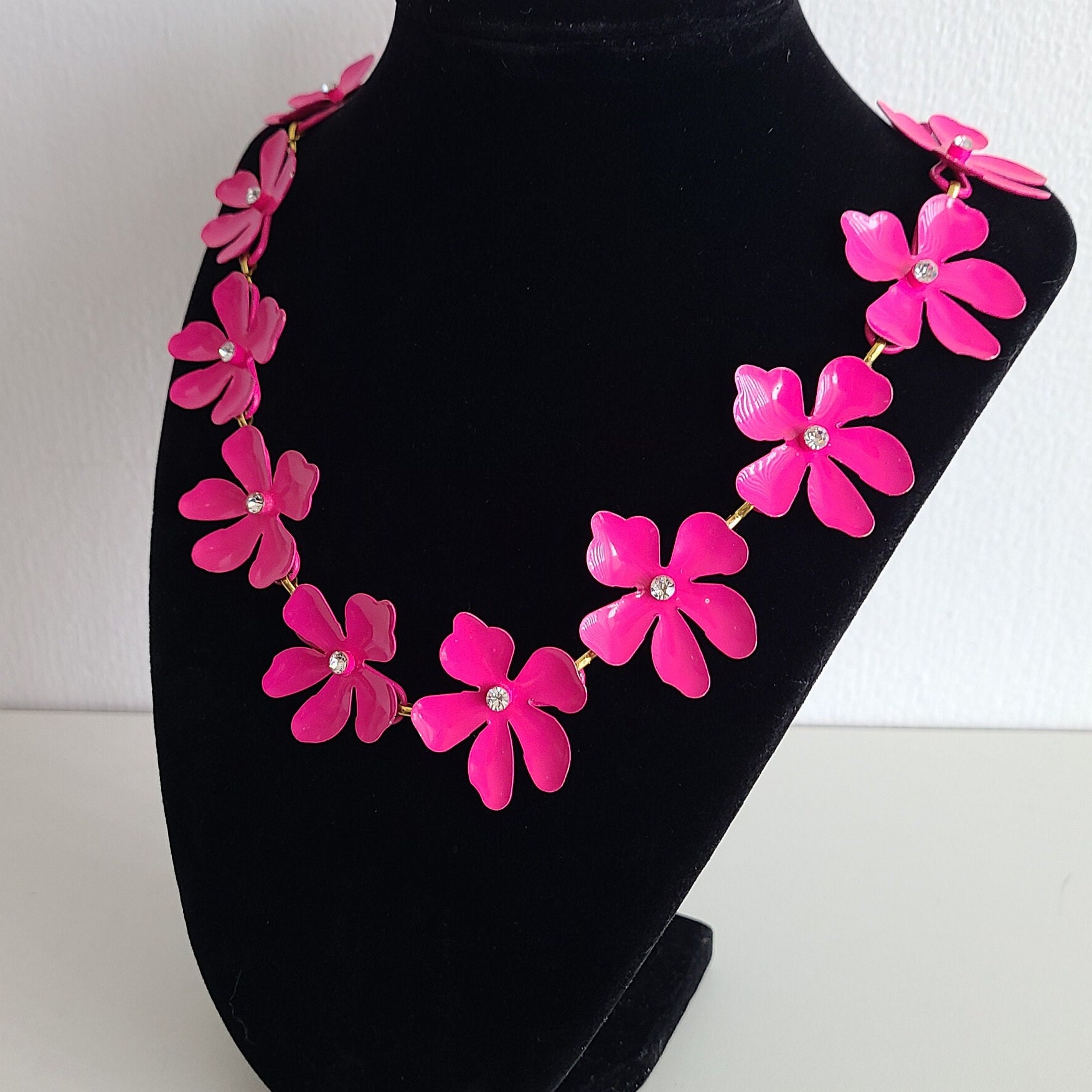 Collier Pendentif Fleur En Cristal Rose Sur Métal Vieilli - Longueur 46-50 Cm - Occasion