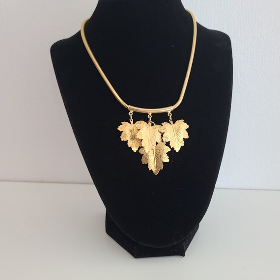 Vintage Necklace Goldtone Dangle Leaves on Goldton