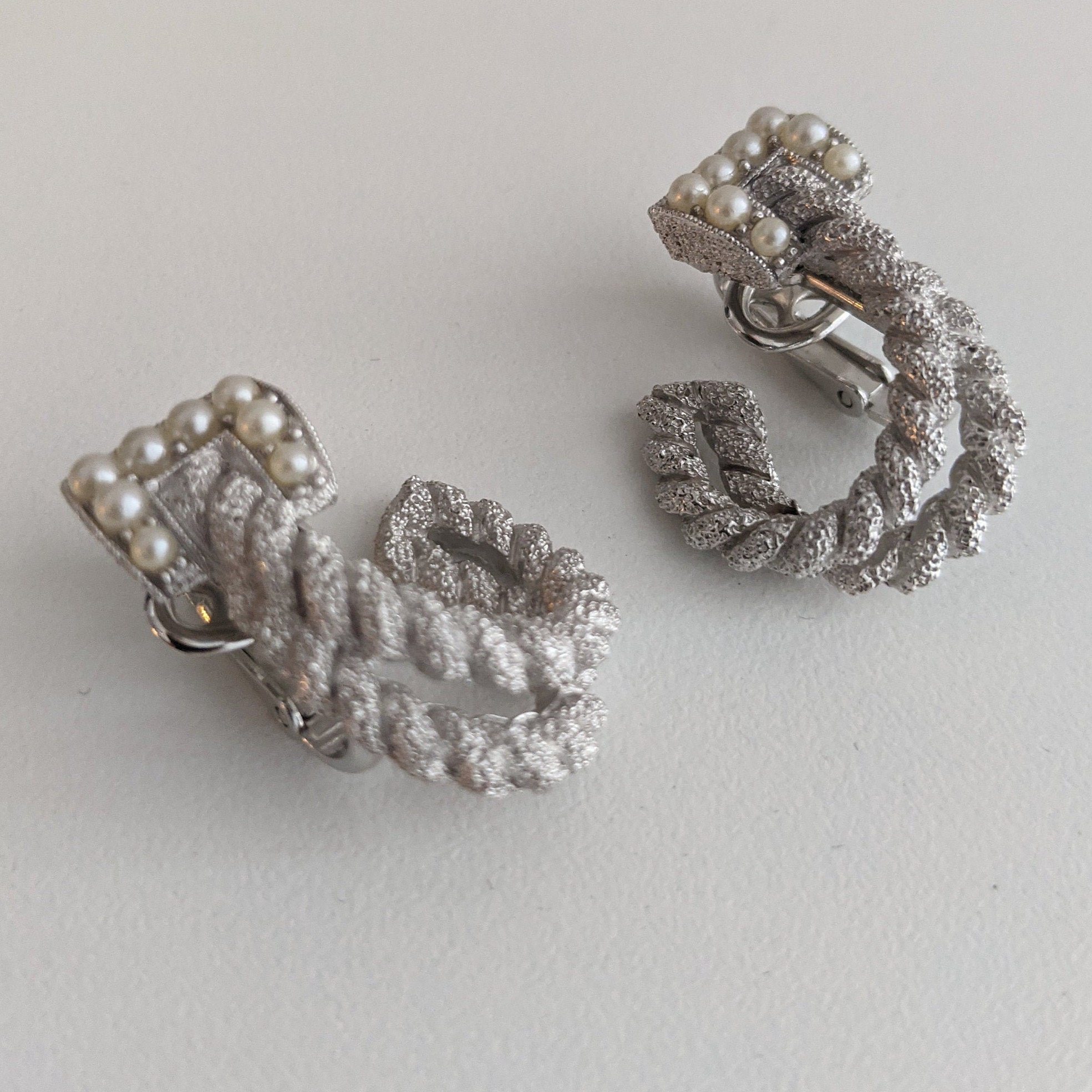Boucles D'oreilles Trifari Vintage - Clips Argentés Ronds - Occasion Bon état