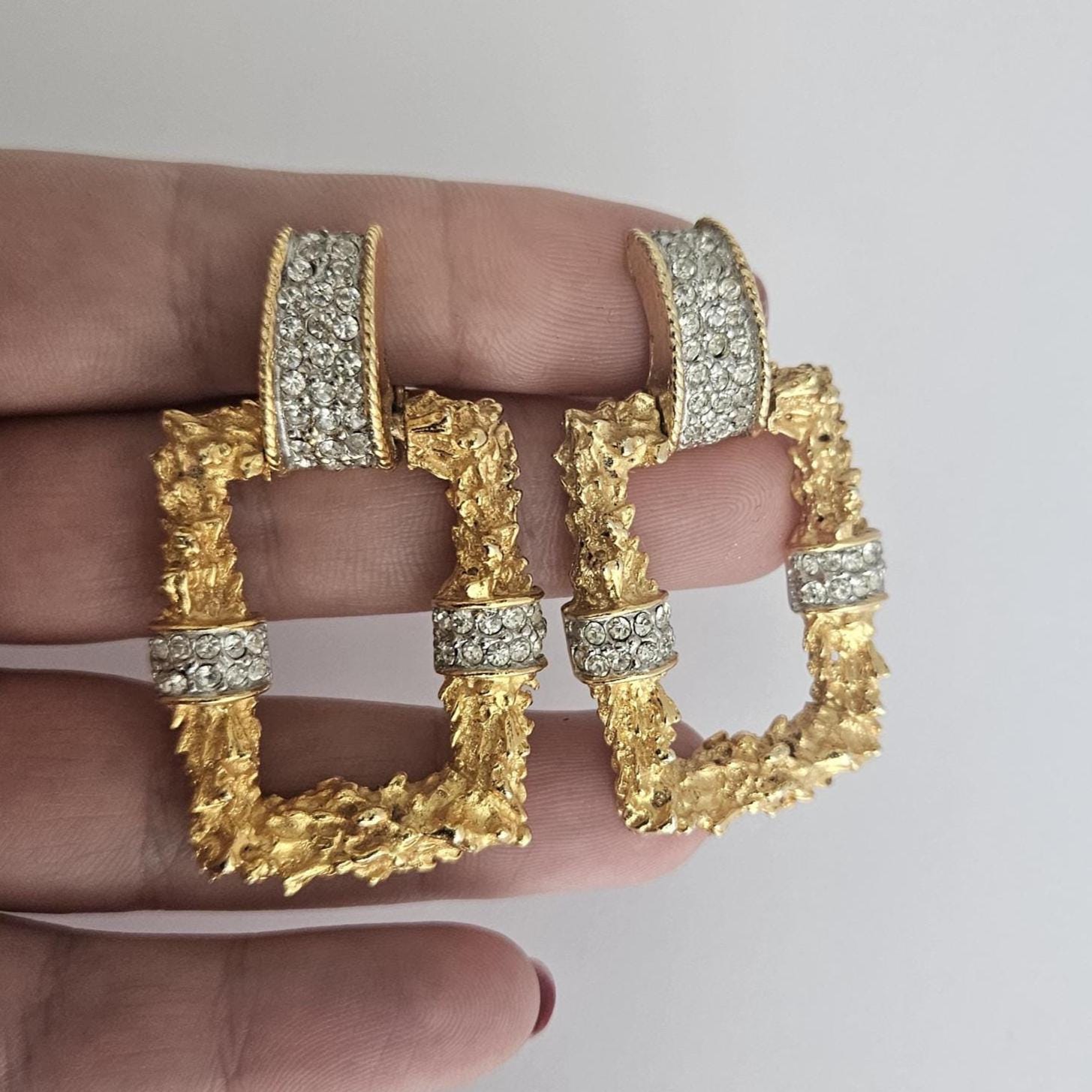 アクセサリー CTHY HIGH-END JEWELRY CLIP Vintage Clip-on Earrings Textured Goldtone Metal & Clear Color