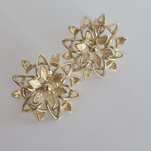 Vintage Sarah Coventry Clipon Earrings Floral Design in Goldtone Metal