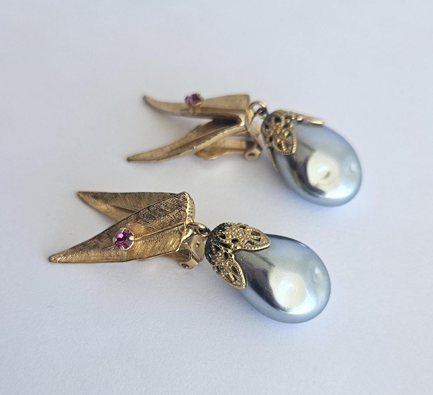 Vintage Drop Clip-on Earrings Textured Goldtone Leaf Red  Ciner Baroque Style Pearl Drop Crystal Leaf Clip-On Earrings Vintage Collectible main image 0