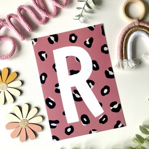 Impresión inicial personalizada, estampado de leopardo colorido, impresión de letras infantiles, dormitorio de niña y niño, arte de pared para guardería, impresión A5, A4, A3