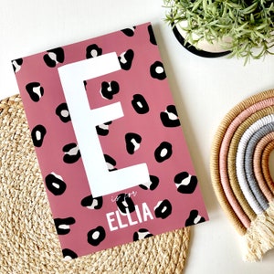 Impresión de nombre y inicial personalizada - Estampado de leopardo colorido - Impresión para dormitorio infantil - Impresión A5 / Impresión A4 / Impresión A3 - Póster para guardería
