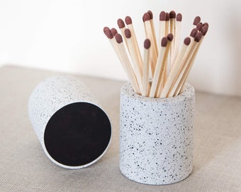 Matchpot met Striker Pad | Ronde luciferhouder | Wit granietterrazzo | Betondecor | Kaarsaccessoires | Matchpot | Ronde pot