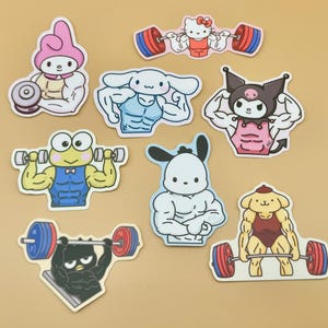 Puede incluir: Conjunto de nueve pegatinas de personajes de dibujos animados coloridos que representan a varios personajes levantando pesas. Los personajes incluyen una rana, un perro, un gato, un conejo y un oso. Las pegatinas son perfectas para agregar un toque divertido y caprichoso a cualquier proyecto.
