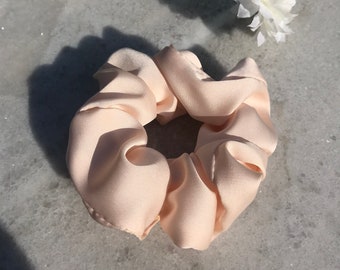 Scrunchie de cetim de seda macia pêssego nude
