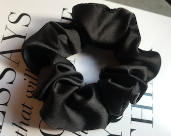 Scrunchie de cetim de seda macia preta