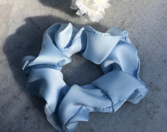 Scrunchie de cetim de seda macia azul gelo