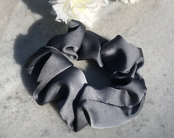 Scrunchie de cetim de seda macia cinza grafite