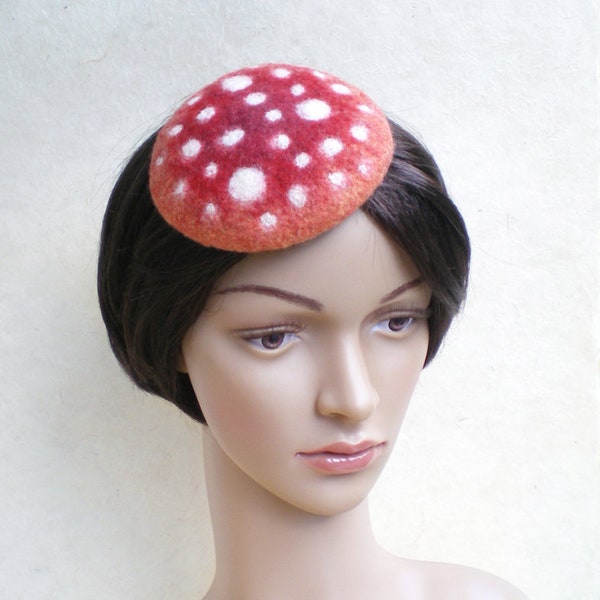 Chapeau champignon costume de fée, bibi fascinator champignon, accessoire pour cheveux champignon, chapeau de soirée rouge