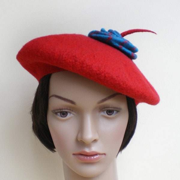 Chapeau béret rouge décoré de fleur bleu en pure laine mérinos feutrée, chapeau pour femmes, bonnet chapeau French Handmade