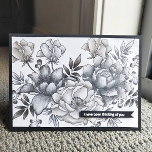 Tarjeta de felicitación monocromática hecha a mano para pensar en la floral de ti