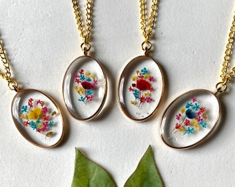 Minimalist Resin Necklace with Real Pressed Flowers and Gold Chain: Elegant Oval Pendant with a Delicate Floral Bouquet