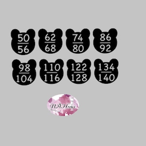Puede incluir: Ocho pegatinas negras en forma de oso con números blancos. Los números son fracciones, con el número superior que va de 50 a 134 y el número inferior de 56 a 140.
