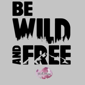 Op de afbeelding: Zwart-wit grafisch ontwerp met de tekst "Be Wild and Free" met een bos silhouet achter het woord "Wild" en een berg silhouet achter het woord "Free".
