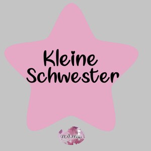 Könnte beinhalten: Rosa sternförmige Grafik mit dem Text "Kleine Schwester" in schwarzer Schrift. Die Grafik befindet sich auf einem grauen Hintergrund.