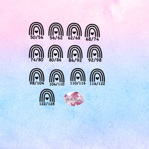 Könnte beinhalten: Eine Anordnung von schwarz-weißen Regenbogen-Designs mit Herz-Akzenten und Größenangaben von 50/56 bis 122/128. Der Hintergrund ist ein rosa-blauer Farbverlauf.