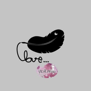 Puede incluir: Ilustración en blanco y negro de una pluma con un pequeño corazón en la parte superior. La palabra "love..." está escrita en cursiva debajo de la pluma.