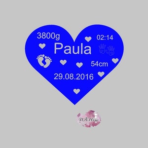 Könnte beinhalten: Blaues herzförmiges Grafik mit weißem Text und Symbolen. Der Text lautet "Paula", "3800g", "29.08.2016", "02:14" und "54cm". Die Symbole umfassen Fußabdrücke, Handabdrücke und Herzen.