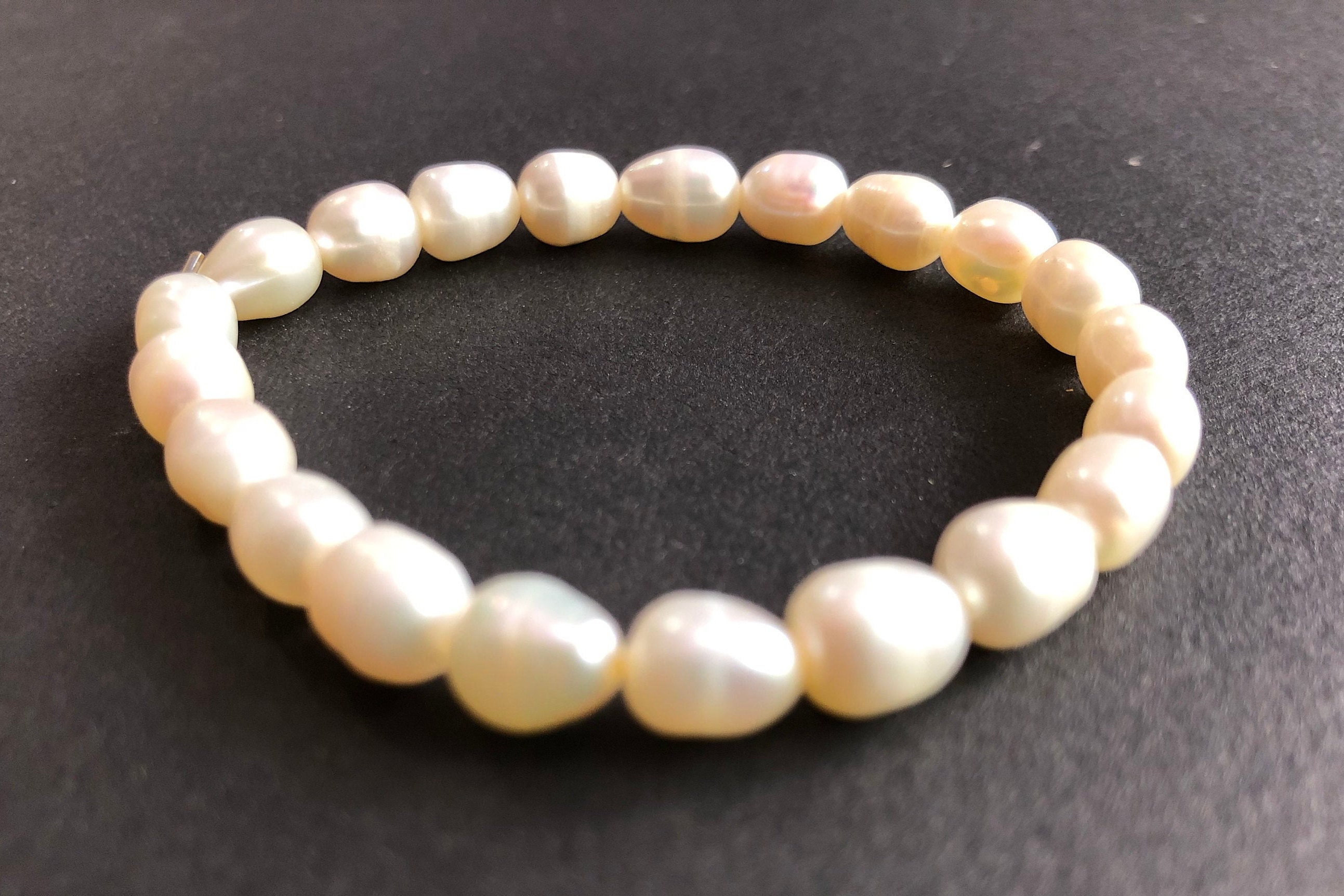 201-01 | WHITE EDISON PEARL BRACELET ON ELASTIC – Girl With A Pearl® Retail