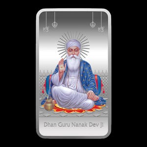 Könnte beinhalten: Ein rechteckiger Silberbarren mit einer farbigen Abbildung von Guru Nanak Dev Ji in meditativer Sitzhaltung. Die Figur trägt ein weißes Gewand und einen blauen Schal, mit einem Heiligenschein hinter dem Kopf. Der Text Dhan Guru Nanak Dev Ji steht unten.
