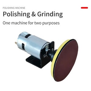 Puede incluir: Un pequeño motor eléctrico plateado con una base negra y un disco de lijado marrón y amarillo. El motor está etiquetado como "Polishing Machine" y el texto "Polishing & Grinding" se muestra encima del motor. El texto "One machine for two purposes" se muestra debajo del motor.