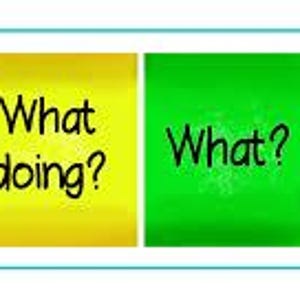 以下が含まれることがあります： 黒で書かれた「誰？」、「何をしているの？」、「何？」、「どこ？」という文字が書かれた4つのカラフルな正方形です。