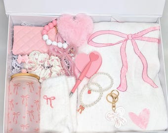 Confezione regalo con fiocco rosa: coperta accogliente, bicchiere di vetro e accessori