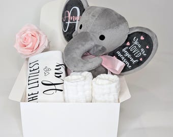 Baby Mädchen Geschenkbox: Kuscheltier, personalisierter Strampelanzug & Waschlappen
