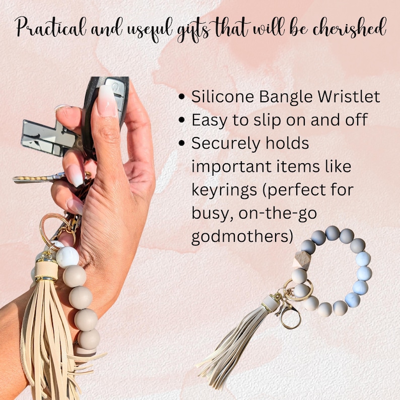 Pu&ograve; includere: Un braccialetto in silicone con un portachiavi a nappa beige. Il braccialetto &egrave; realizzato con perline grigie e bianche ed &egrave; progettato per contenere chiavi o altri piccoli oggetti. Il testo "Silicone Bangle Wristlet" &egrave; visibile nell'immagine.