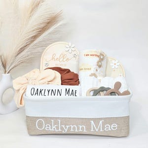Panier cadeau pour bébé fille, petite fille, cadeau personnalisé pour bébé, pouvoir des fleurs, tons ocre, indispensables pour bébé, cadeau baby shower, carte étape importante, emmailloter