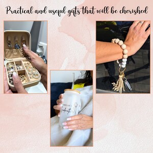 Pu&ograve; includere: Tre idee regalo pratiche: un portagioielli beige con scomparti per orecchini, collane e anelli, un bicchiere di vetro trasparente con coperchio in bamb&ugrave; e cannuccia, e un braccialetto di perline di legno beige con un ciondolo a nappa.