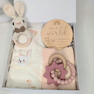 Neugeborenen Baby Girl Geschenkbox, niedliches Baby Girl Baby Shower Geschenk, Häschen Geschenke, Baby Essentials, Ankündigungskarte, Kleidung, personalisiert