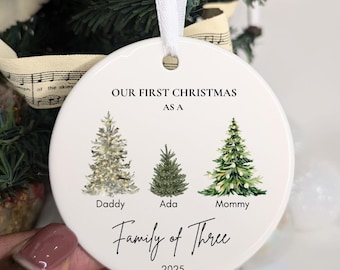 Decorazione natalizia personalizzata per il primo Natale, per una famiglia di tre persone, in ceramica.
