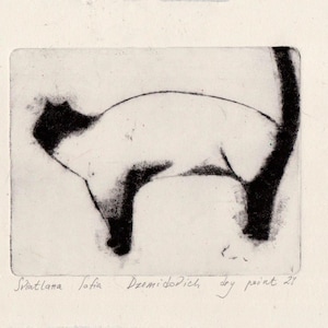Peut inclure: Gravure à l'eau-forte en noir et blanc d'un chat de profil, intitulée "Svetlana Sofia Dziemidowicz, pointe sèche 21".