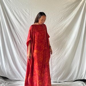 Caftán de seda bohemio hecho a mano / Vestido largo holgado de talla grande / Vestido de dama de honor orgánico de verano / Caftán playero extragrande de inspiración nativa